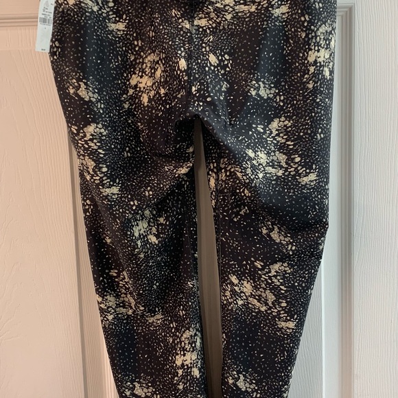 ✨HOST PICK✨ Old Navy printed activewear leggings sz L - Picture 2 of 8